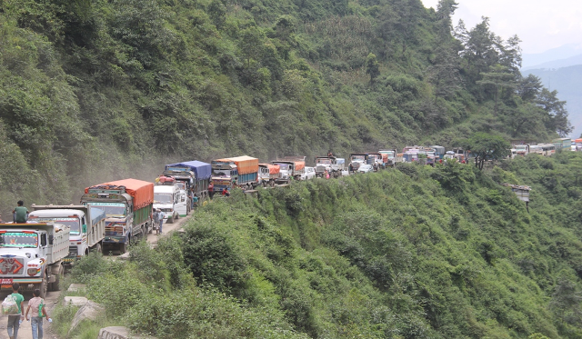 बाढीपहिरोले काठमाडौं प्रवेश गर्ने मुख्य सडक ठप्प, पृथ्वी राजमार्गमा सवारी रोक