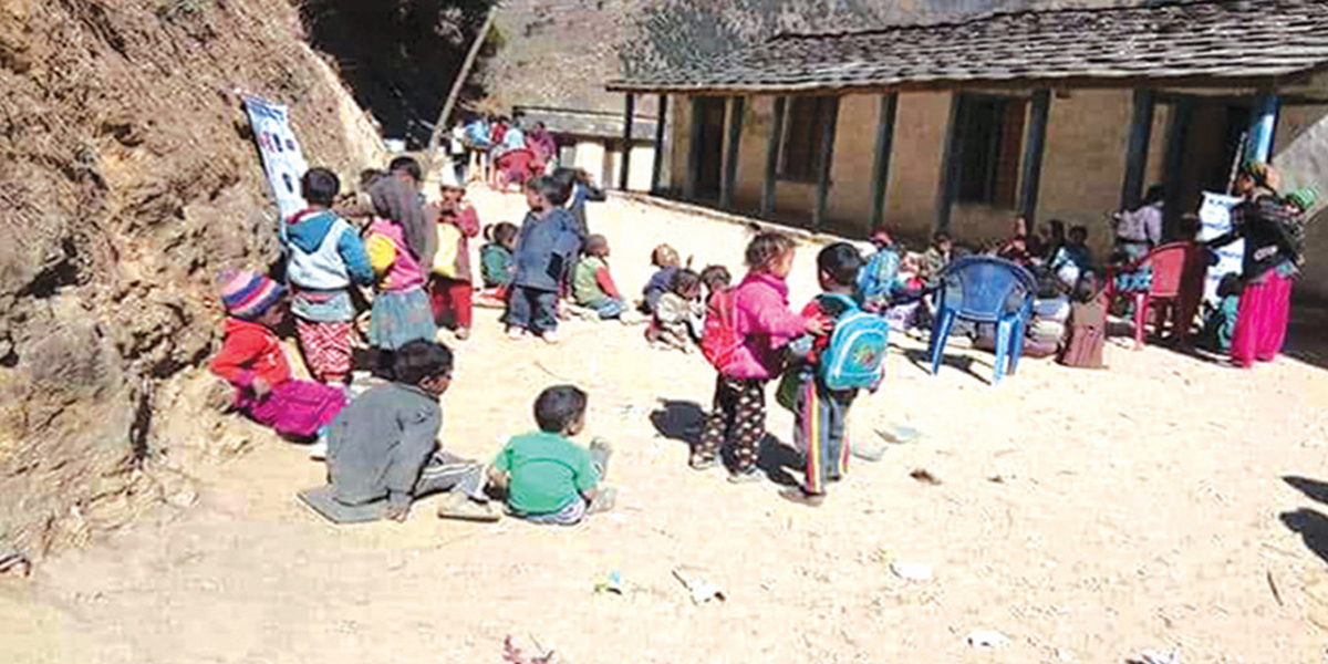कक्षाकोठा अभावले खुला चौरमा बसेर पढ्न बाध्य छन् विद्यार्थी
