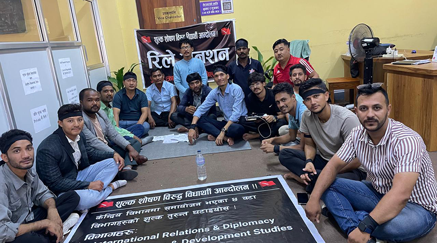शुल्क घटाउन माग गर्दै ११ दिनदेखि उपकुलपतिको ढोकामा अखिल क्रान्तिकारीको धर्ना