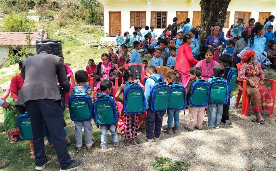 सानिमा रिलायन्स लाइफद्वारा बाजुराका विद्यार्थीहरूलाई १४७ थान झोला वितरण