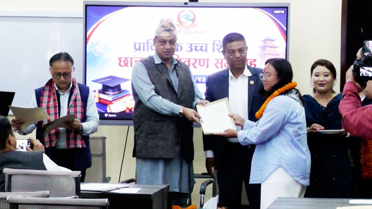 बागमती प्रदेश सरकारद्धारा विपन्न परिवारका सात जना विद्यार्थीलाई प्राविधिक उच्च शिक्षाका लागि छात्रवृत्ति