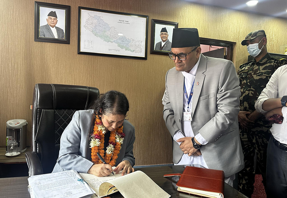 शिक्षामन्त्रीले गरिन् पदभार ग्रहण, विद्यार्थी खाजालाई स्थानीय उत्पादनसँग जोड्न समिति गठन