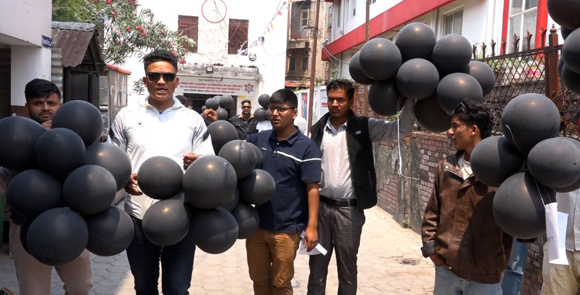 कालो बेलुन उडाएर विद्यार्थी संगठनमाथि प्रतिबन्धको विरोध