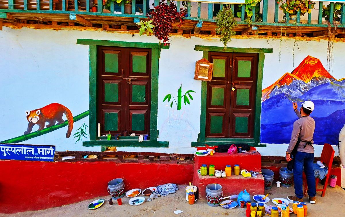 दिक्तेलमा चित्र बनाउँदै ललितकला क्याम्पसका विद्यार्थी