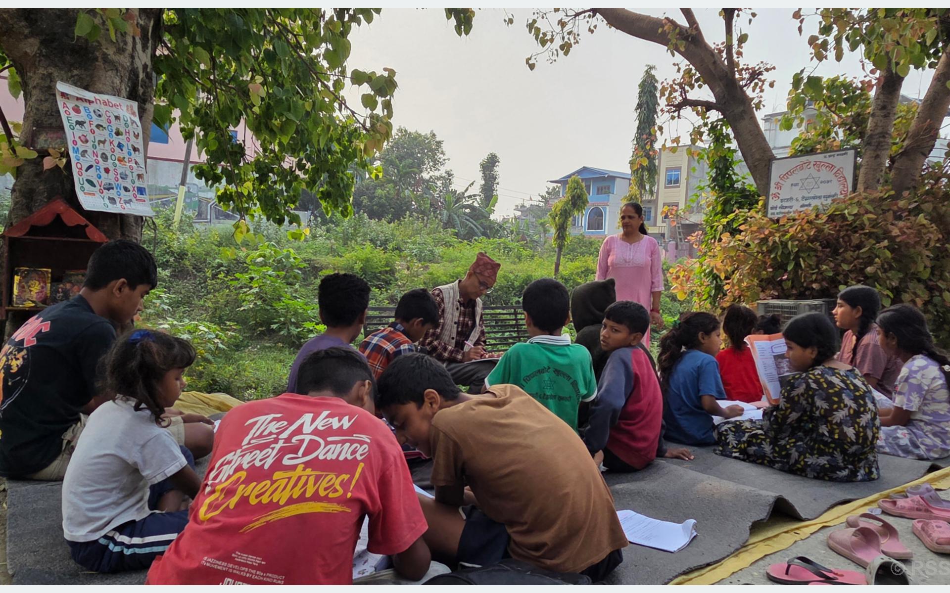 पिपलको छहारीमुनि तीन दशकदेखि निःशुल्क शिक्षा: ‘पिपलबोटे खुला विद्यालय’का चन्द्र सरको प्रेरणादायी यात्रा