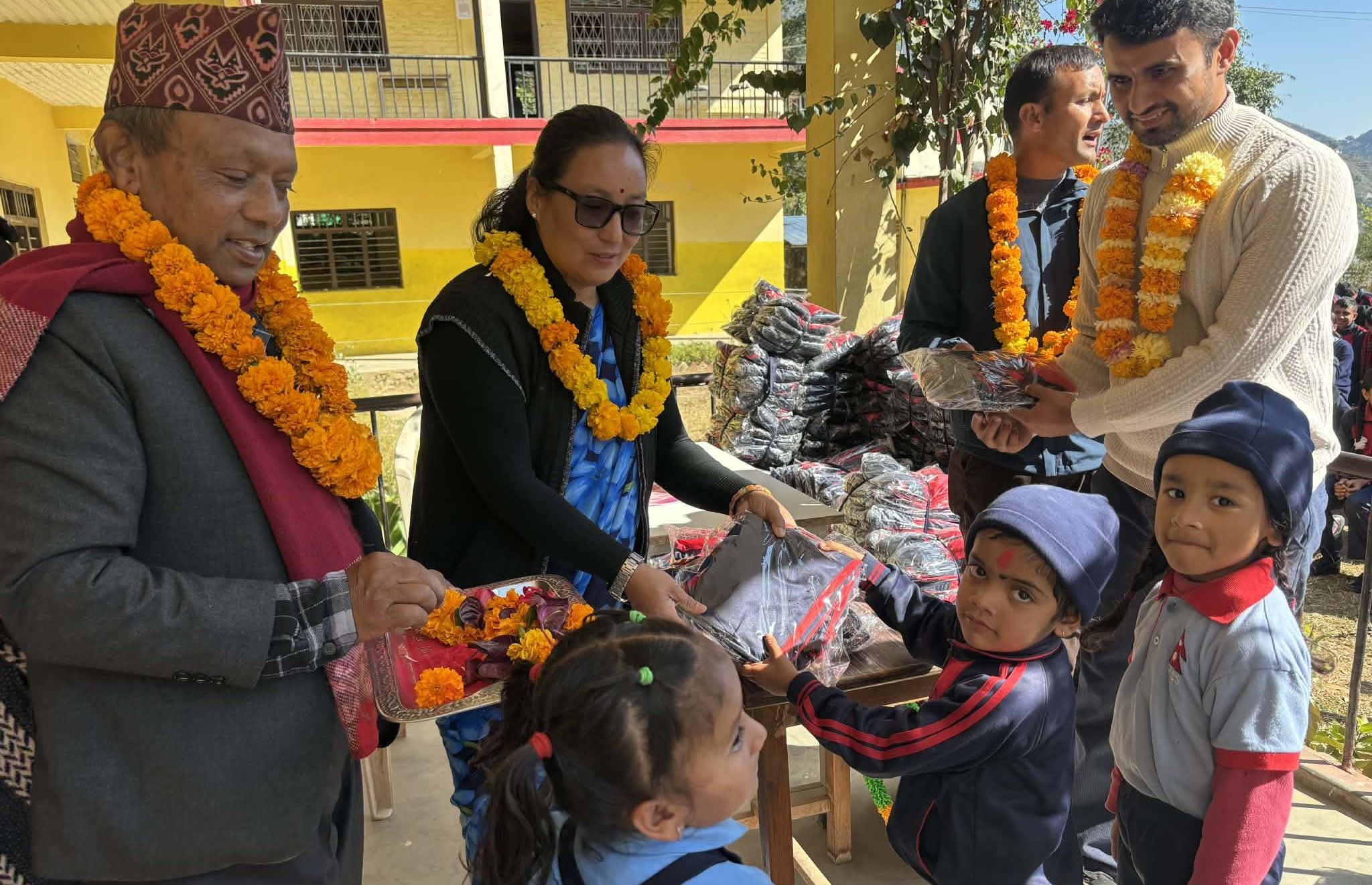 स्याङ्जाकाे पञ्चकन्या माविका पूर्व विद्यार्थीले गरे ३२२ जना विद्यार्थीलाई पोशाक वितरण