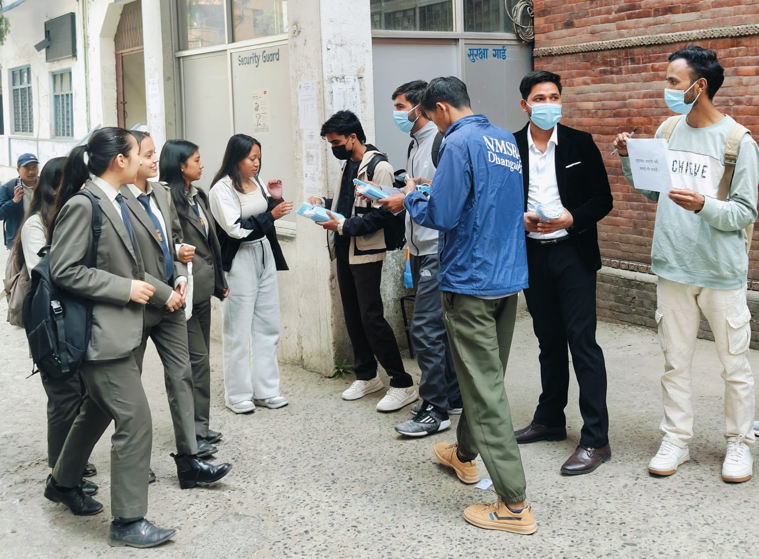 वायु प्रदुषणलाई मध्यनजर गर्दे शंकरदेवका विद्यार्थीले गरे माक्स वितरण