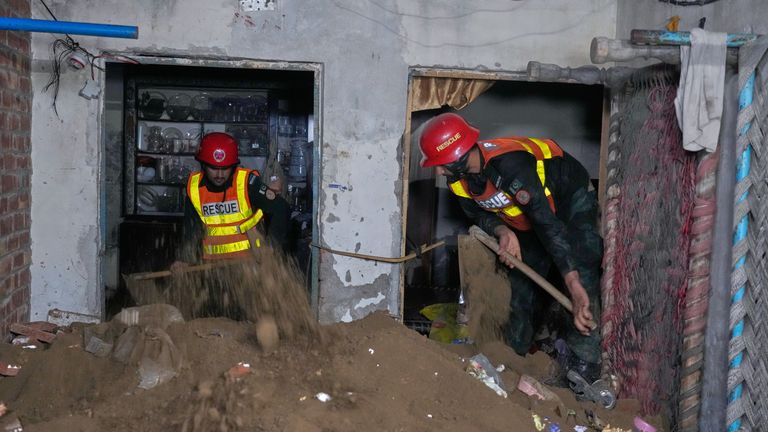 पाकिस्तानको लाहोरमा निर्माणाधीन विद्यालय भवन भत्किदा १४ जना बालवालिकाको मृत्यु