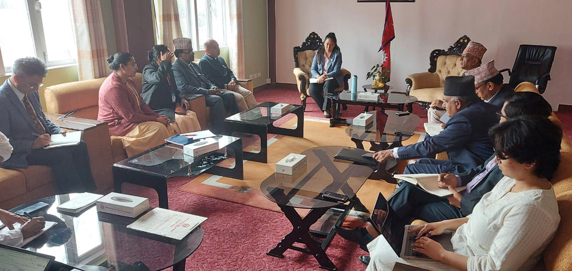 शिक्षकलाई राजनीतिबाट हटाउने प्रक्रिया बुझ्दै शिक्षामन्त्री
