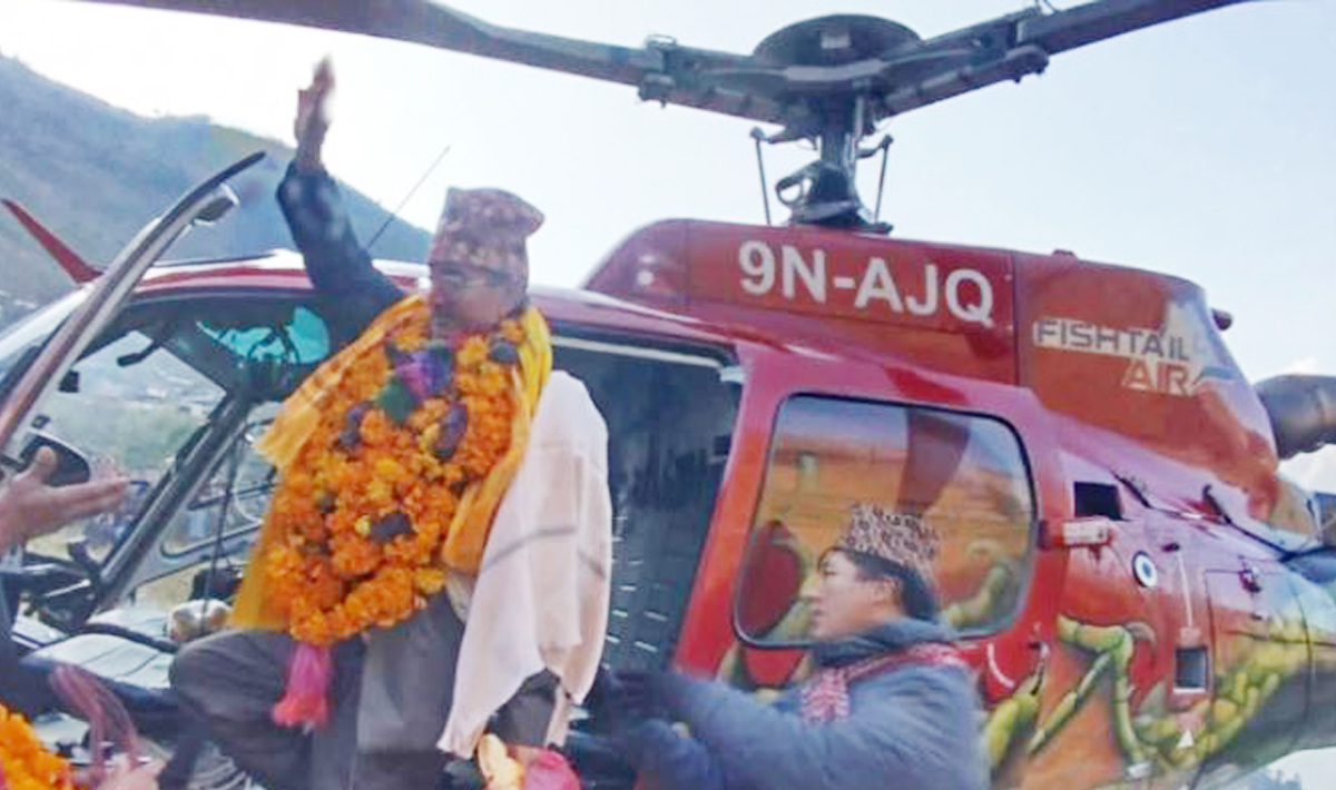 ३७ वर्ष पढाएका गण्डकी माविका प्रधानाध्यापक उपरकोटीलाई हेलिकप्टर चढाएर बिदाइ