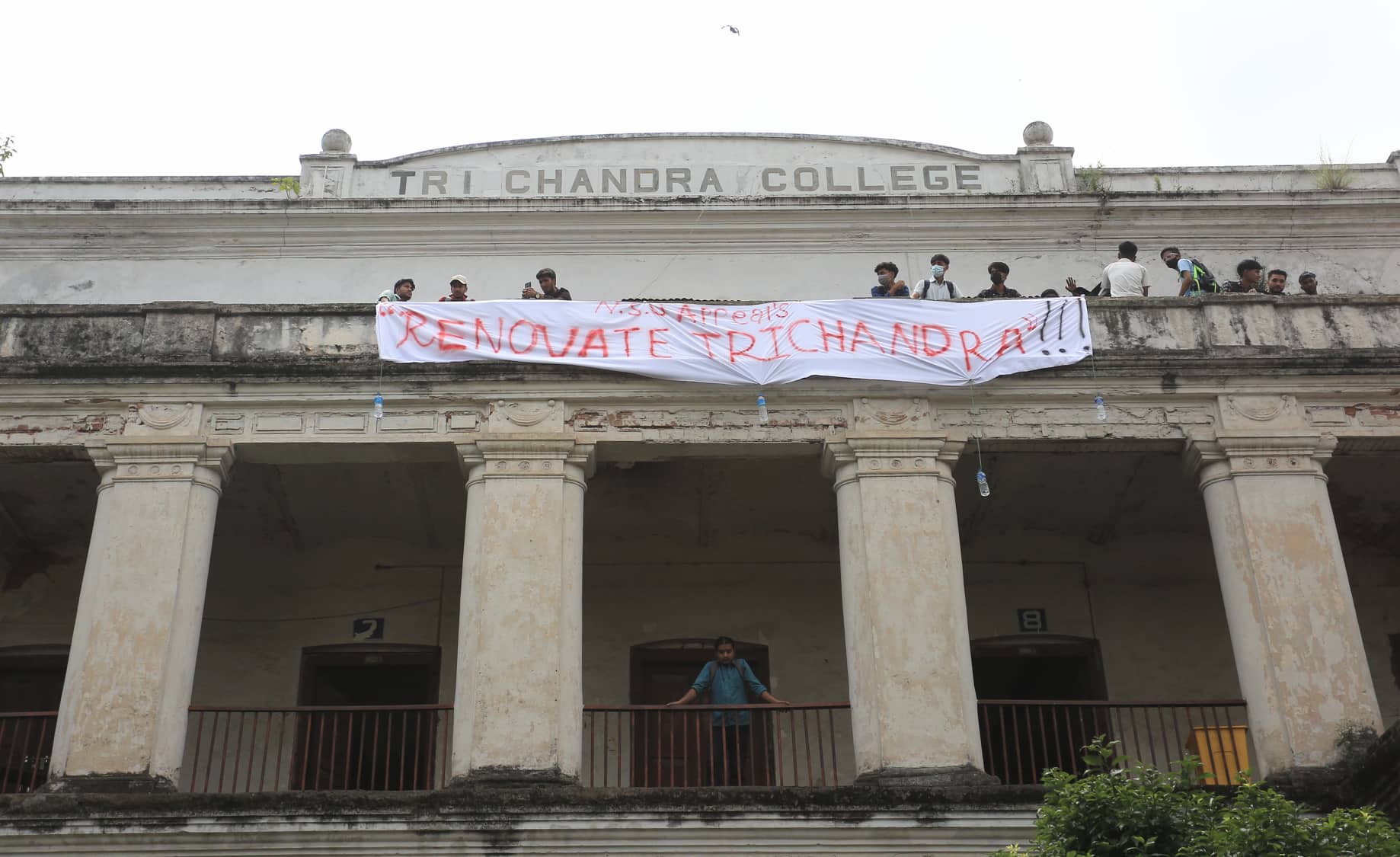 आंशिक प्राध्यापकहरूले पारिश्रामिक माग गर्दै ताला लगाएपछि त्रिचन्द्रमा पठनपाठन ठप्प