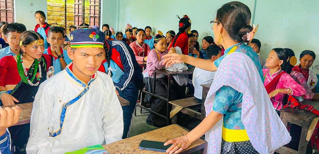 संखुवासभाको महेन्द्र माविका विद्यार्थी जातीय भेषभूषामा विद्यालय आउन प्रोत्साहन गर्दै
