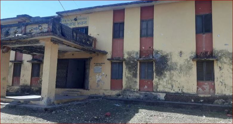 छात्राबास जीर्ण हुँदा विद्यार्थी जोखिममा