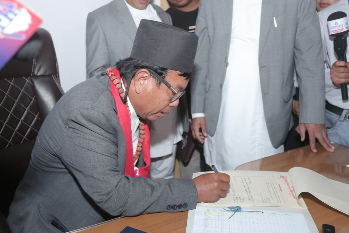 शिक्षामन्त्री पुनद्वारा पदभार ग्रहण, सल्लाहकार समिति गठन गर्ने निर्णयमा हस्ताक्षर