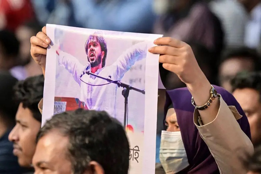 विद्यार्थी नेता शरिफ उस्मान हादीको मृत्युपछि बंगलादेशमा फेरि हिंसा भड्कियाे