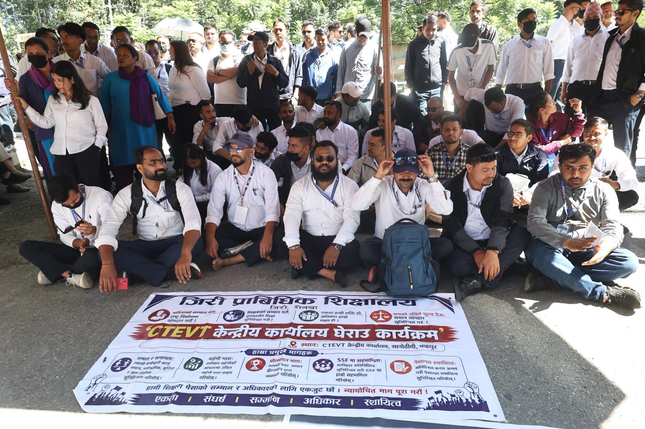 विभिन्न माग राख्दै सीटीईभीटीका करार तथा ज्यालादारी कर्मचारीले गरे केन्द्रीय कार्यालय घेराउ