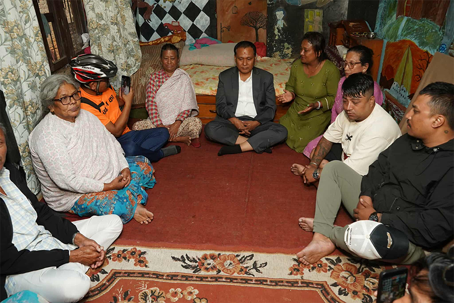 मन्त्री घिसिङले भेटे जेनजी आन्दोलनका मृतकका परिवार