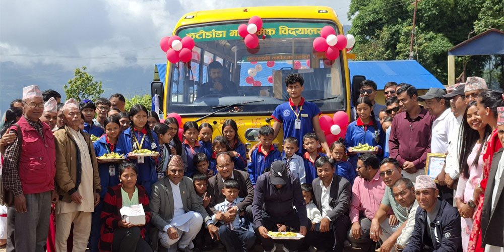 भारतीय दूतावासद्वारा चरीकोटका सामुदायिक विद्यालयलाई बस प्रदान