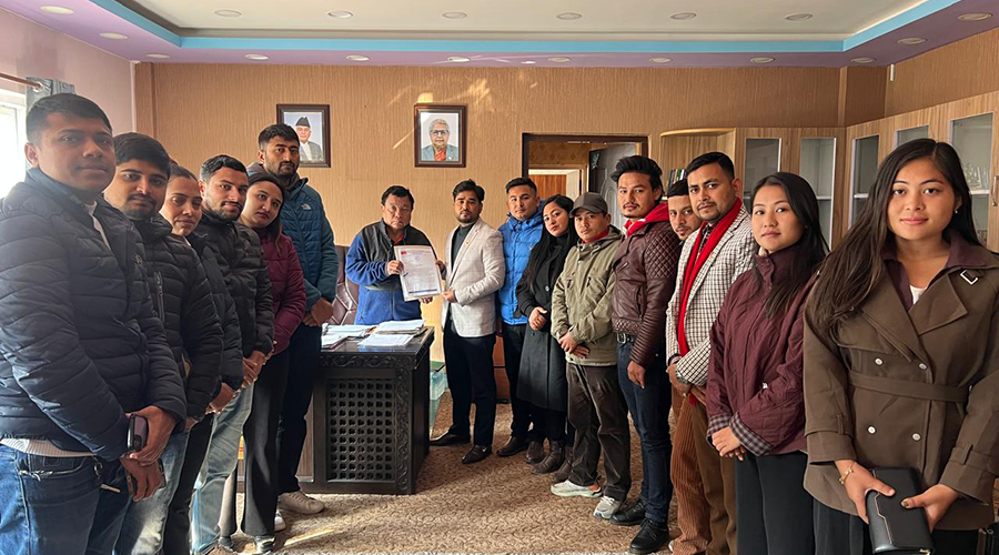 विदेशी शिक्षण संस्था नियमनकाे माग गर्दै अनेरास्ववियुले शिक्षामन्त्रीलाई बुझायाे १५ बुँदे ज्ञापनपत्र