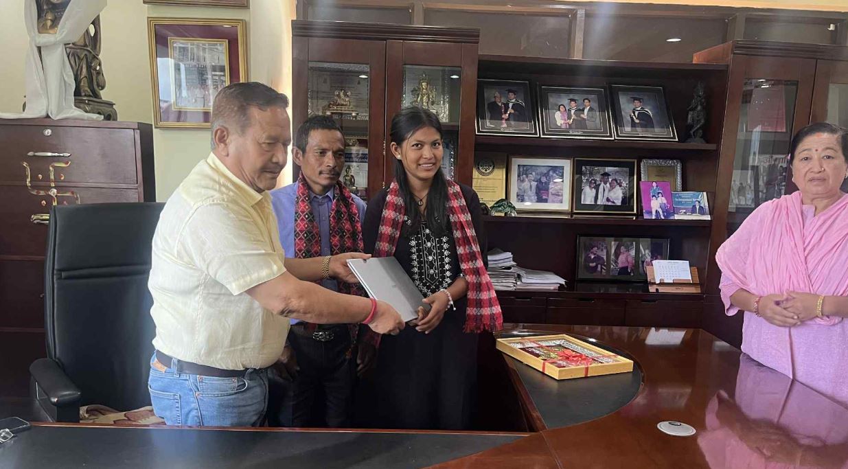 इँटाभट्टामा काम गर्दै एसईईमा ४ जीपीए प्राप्त गरेकी गोमालाई भाटभटेनीका अध्यक्ष गुरूङले एमबीबीएससम्म पढाउने