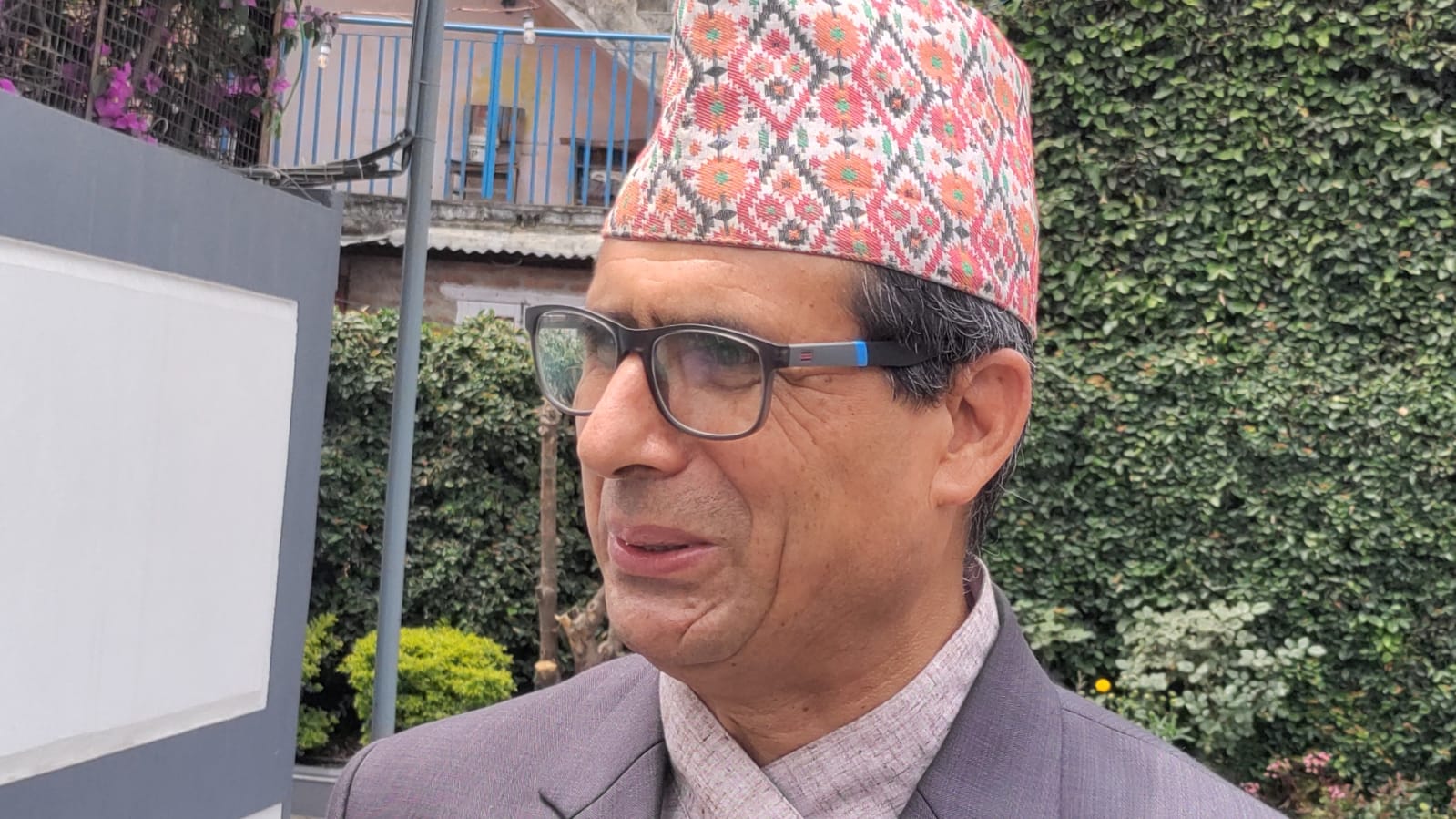 ‘शिक्षक आन्दोलनको इतिहास’ पुस्तक लेख्दै शिक्षक महासंघका अध्यक्ष सुवेदी