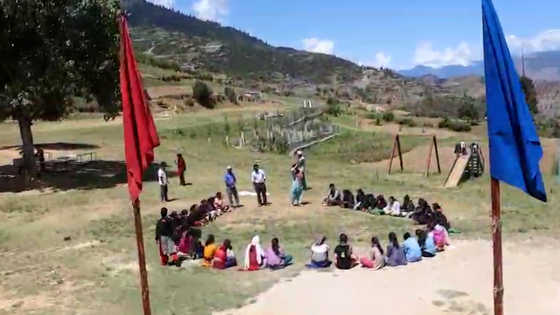 मुगुका विद्यार्थी विद्यालय भवन नहुँदा भुइँमै बसेर पढ्न बाध्य