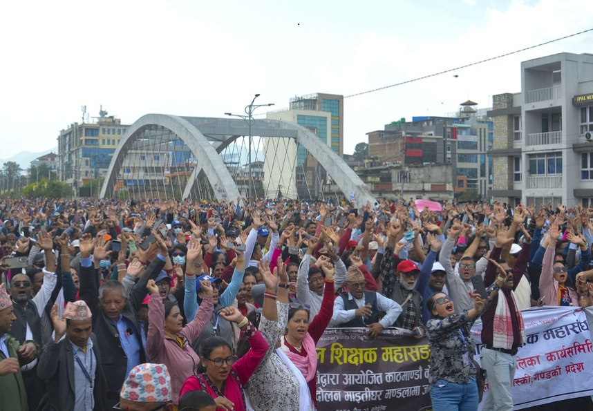सडकमा आन्दोलन गरेरै वित्याे शिक्षककाे नयाँ वर्ष