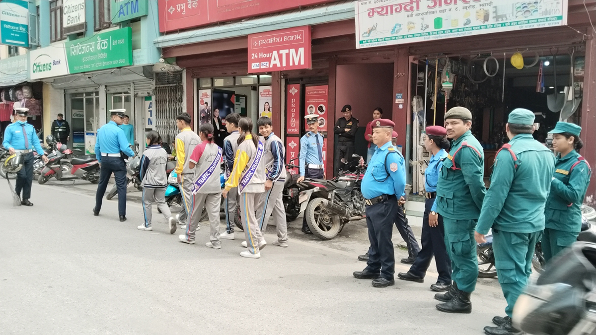 ट्राफिक नियम सिकाउँदै विद्यार्थी
