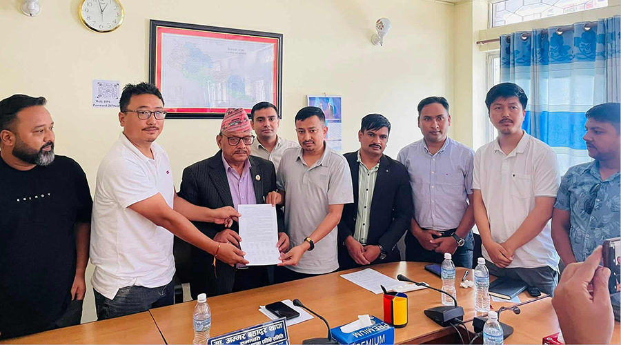 खुला प्रतिस्पर्धाबाट शिक्षक पदपूर्ति गर्न शिक्षा समिति सभापतिलाई विद्यार्थी संगठनको ज्ञापनपत्र