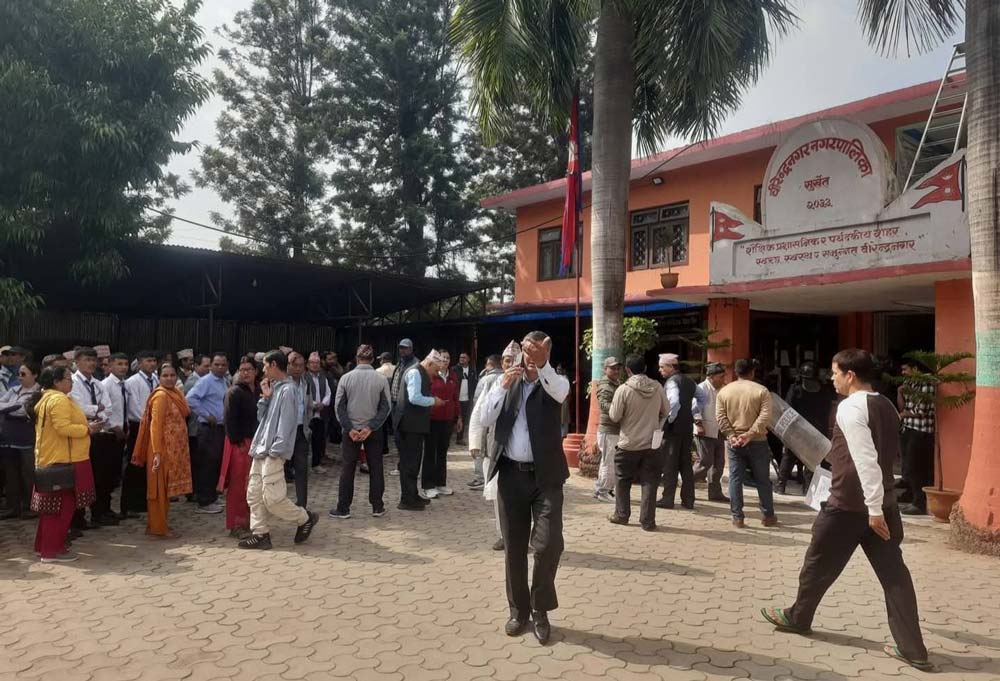 वीरेन्द्रनगर नगरपालिका भित्रका सामुदायिक विद्यालयका शिक्षक सरुवाको विरोधमा तालाबन्दी