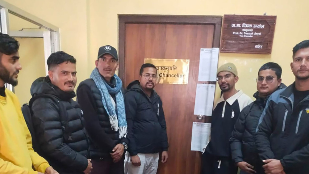 माग पूरा नगरी प्रहरी प्रशासन लगाएर ताला फोडेको भन्दै त्रिविका विद्यार्थी अनशनमा